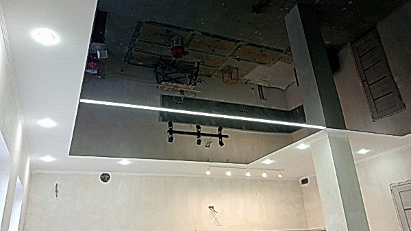 Черный глянцевый натяжной потолок