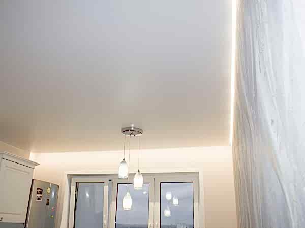 Современный потолок со световыми нишами на кухне