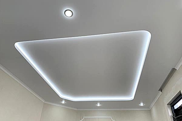 Цветной Глянцевый потолок на лоджия 4 м²