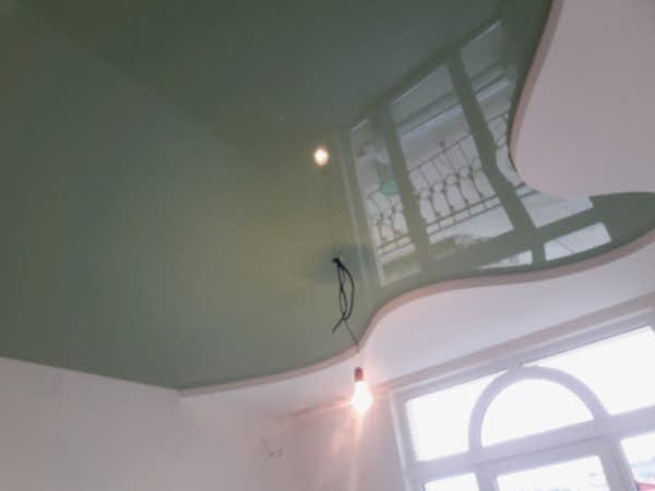 Фото цветного потолка в спальне