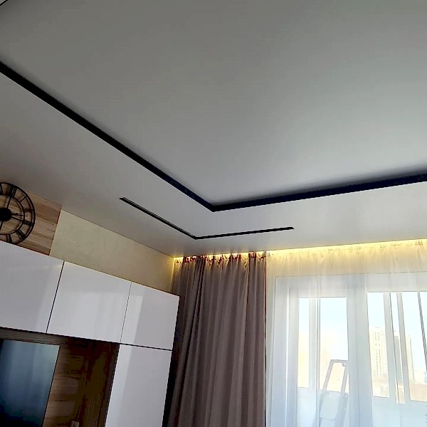 Цветной Глянцевый потолок на лоджия 4 м²