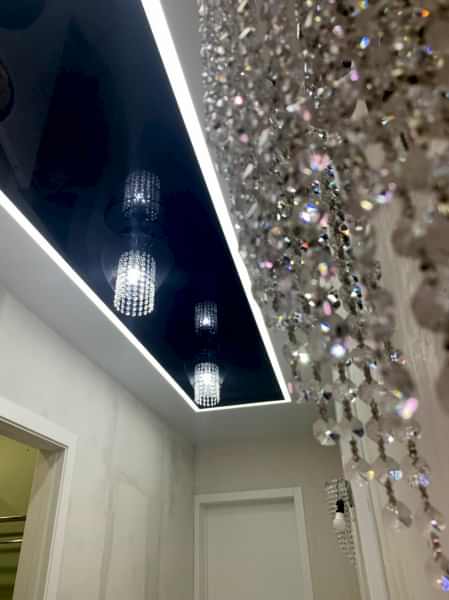 Фото цветного натяжного потолка в коридор