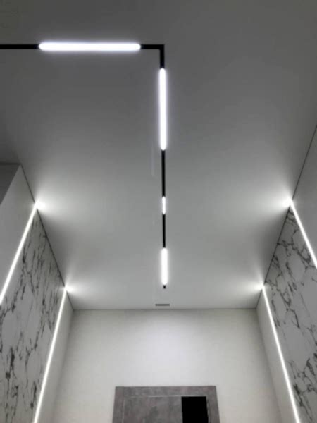 Фото натяжного потолка с технологией SLOTT в коридор