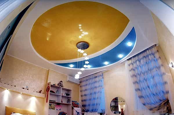 Пример цветного натяжного потолка в детскую комнату