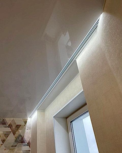 Пример глянцевого натяжного потолка