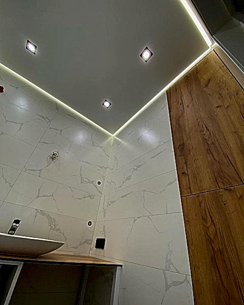 Фото натяжного потолка в санузел