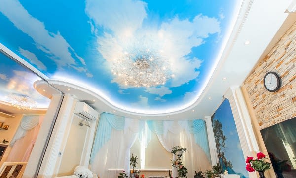 Фото натяжного потолка в виде неба с облаками в зал