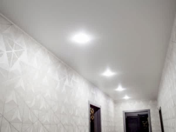 Фото натяжного потолка в коридор
