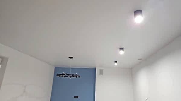 Современный потолок со световыми нишами на кухне