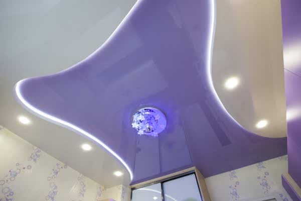 Фото цветного натяжного потолка в детскую комнату