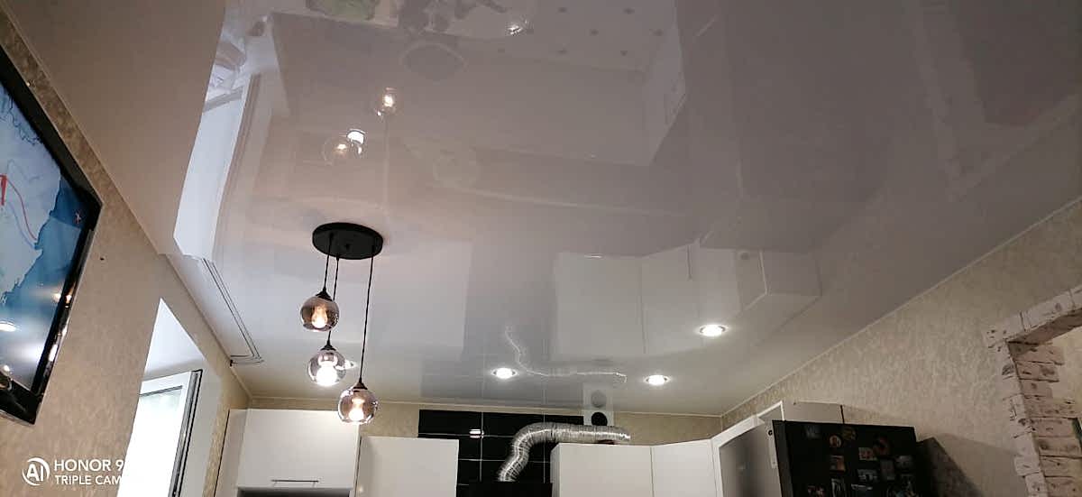 Потолок со скрытым карнизом для штор