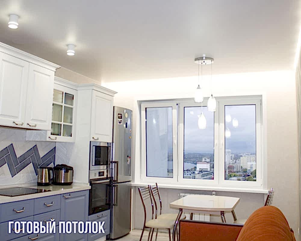 Цветной Глянцевый потолок на лоджия 4 м²