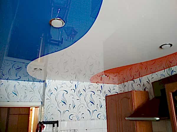 Фото цветного натяжного потолка на кухню