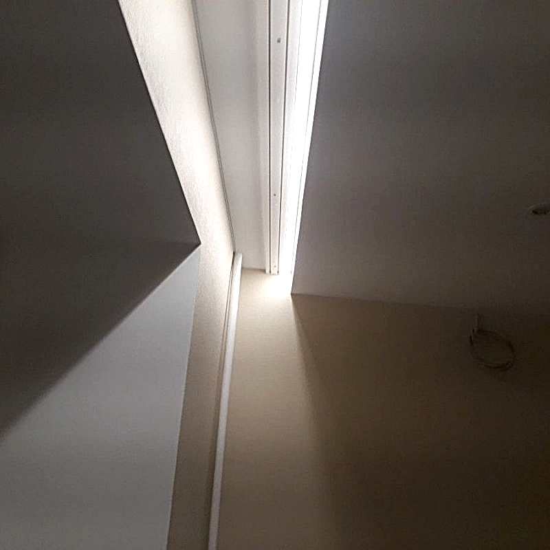 Потолок со скрытым карнизом для штор