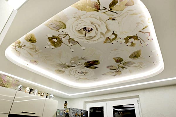 Современный потолок со световыми нишами на кухне