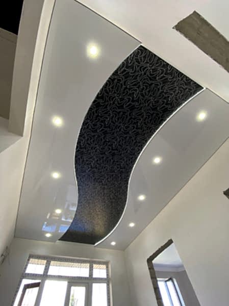 Пример цветного натяжного потолка