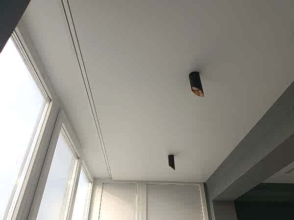 Фото потолка с накладными светильниками на балконе