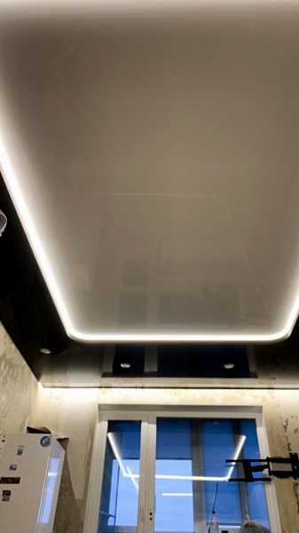 Цветной Глянцевый потолок на лоджия 4 м²