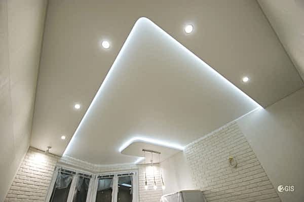 Фото натяжного потолка с подсветкой