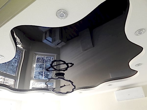 Цветной натяжной потолок в гостиной