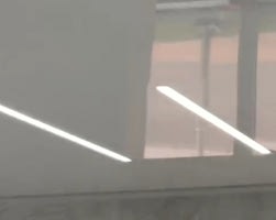 Глянцевый потолок со световыми линиями