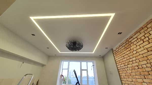 Современный потолок со световыми нишами на кухне