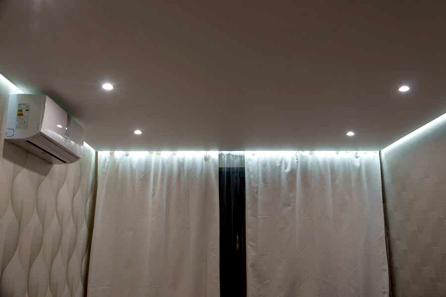 Потолок со скрытым карнизом для штор
