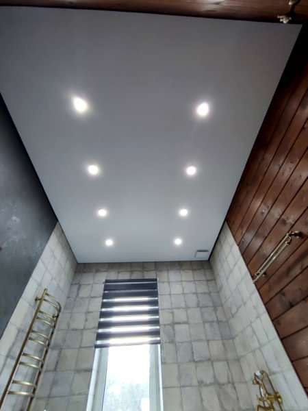 Натяжной потолок в ванную комнату