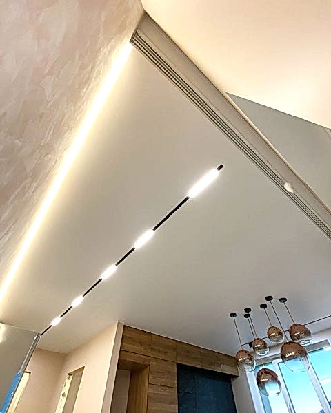 Современный потолок со световыми нишами на кухне