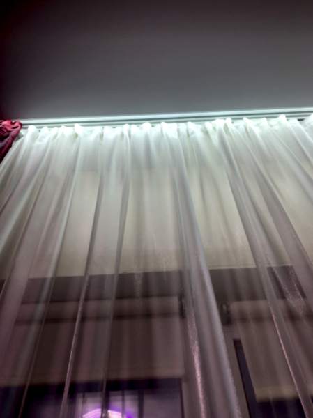 Натяжной потолок со скрытой нишей под карниз