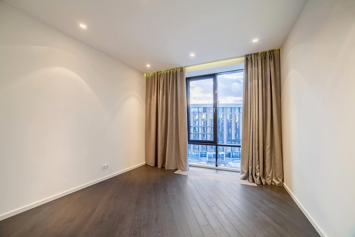 Потолок со скрытым карнизом для штор