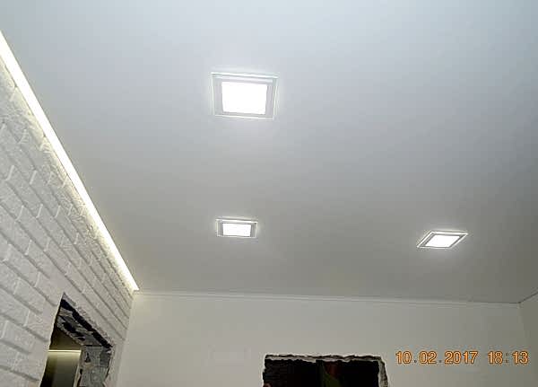 Натяжные потолки с подсветкой