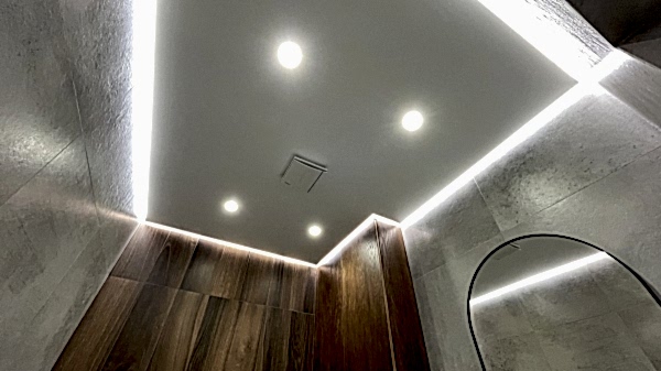 Стоимость сатинового потолка в кухне 12 м²