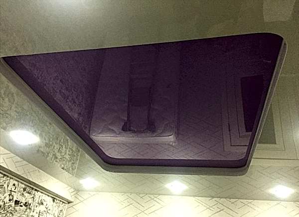 Двухуровневый цветной натяжной потолок