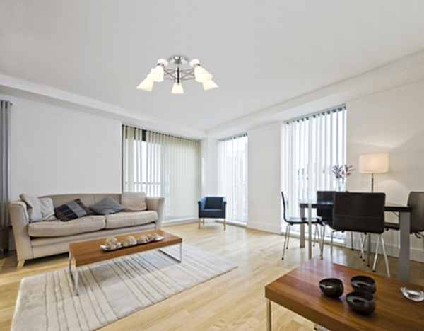 Пример матового натяжного потолка в гостиную