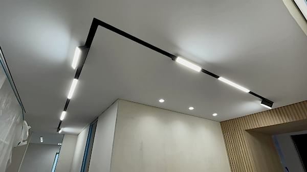 Стоимость сатинового потолка в кухне 12 м²