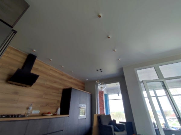 Стоимость сатинового потолка в кухне 12 м²