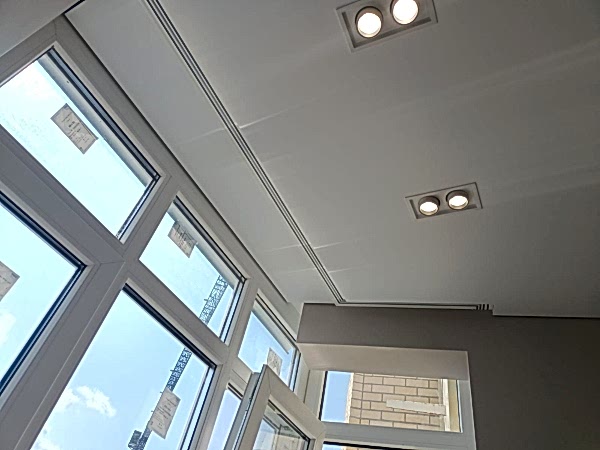 Пример натяжного потолка на балкон