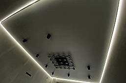 Цветной Глянцевый потолок на лоджия 4 м²