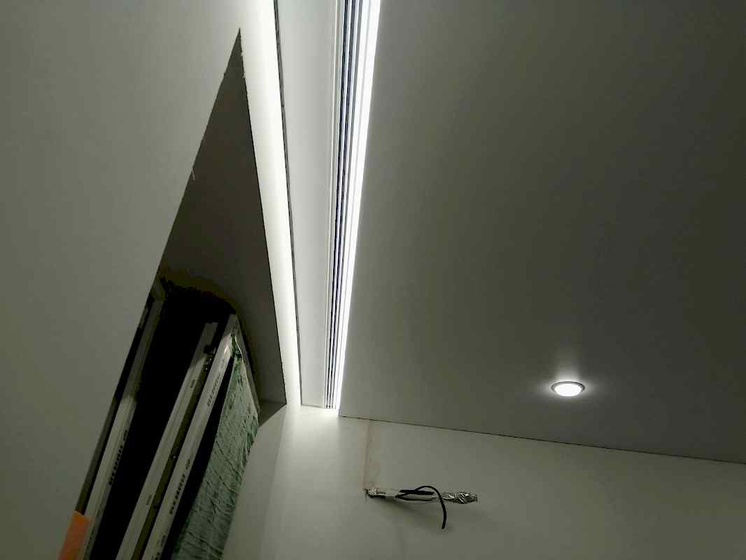 Потолок со скрытым карнизом для штор