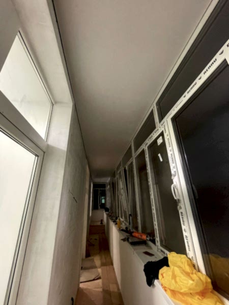 Фото натяжного потолка на балкон