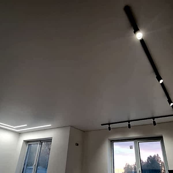 Фото тканевого натяжного потолка с трековыми светильниками