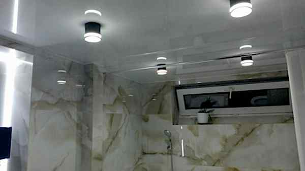 Глянцевый натяжной потолок в ванной комнате