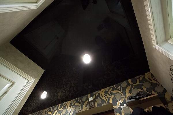 Натяжной потолок в коридор